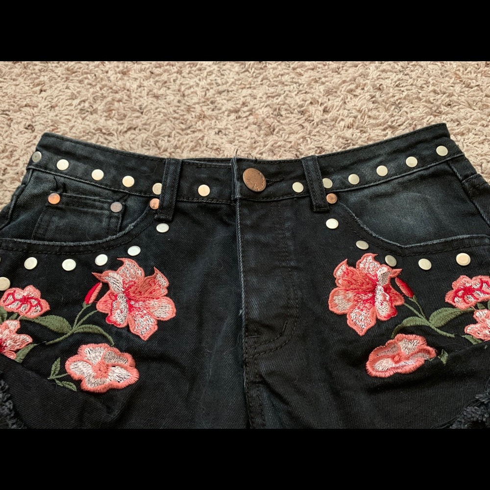 Shorts - Picture 3 of 4